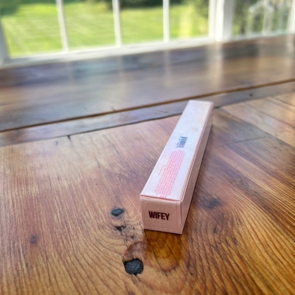 WIFEY New in Box Jeffree Star Supreme Gloss Red Blue undertones lip Gloss Shiny - Picture 7 of 11